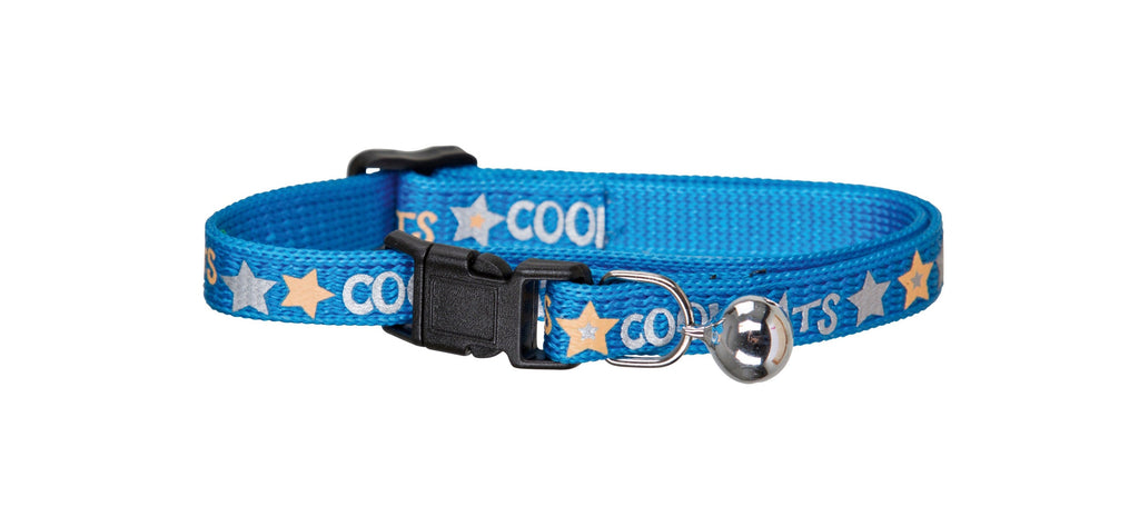 Blått katthalsband med bjällra, reflexer och säkerhetsfäste. Texten CoolCats är tryckt på halsbandet.